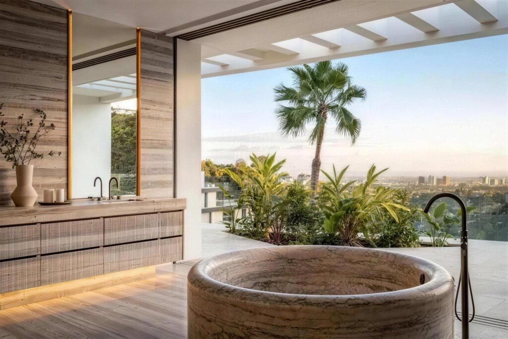 “Palm Horizon Estate” – A California-Style Organic Residence Above the Clouds