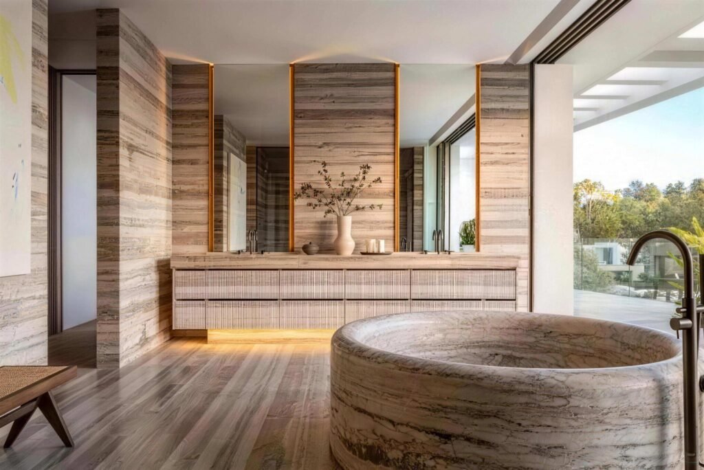 “Palm Horizon Estate” – A California-Style Organic Residence Above the Clouds