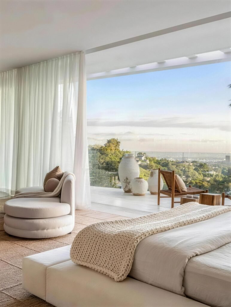 “Palm Horizon Estate” – A California-Style Organic Residence Above the Clouds