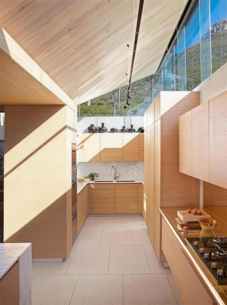 “Boundless Mountain & Sea” – A Luxury Residence at the Foot of Cape Town’s Table Mountain